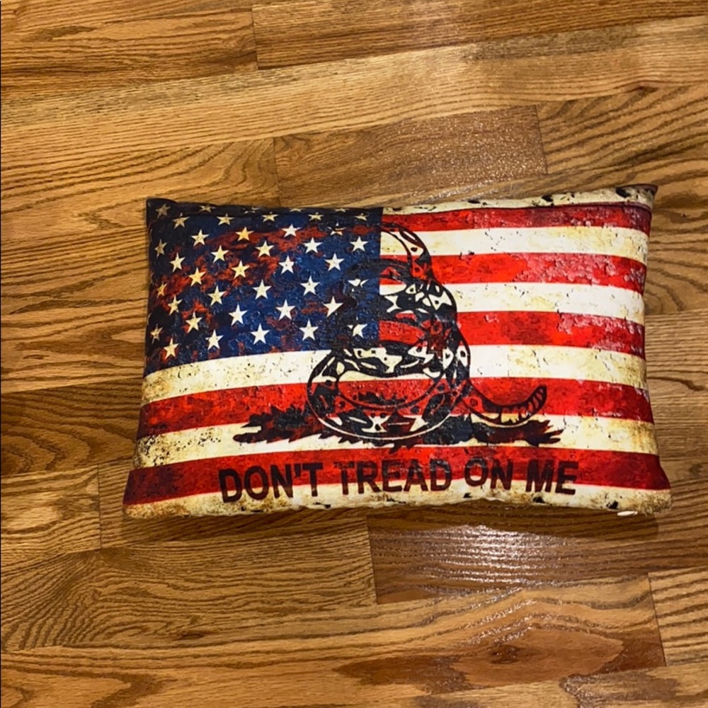 Throw Pillow Don’t Tread on Me.